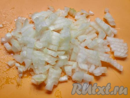 Для приготовления начинки&nbsp;нарезаем очищенный лук маленькими кубиками.