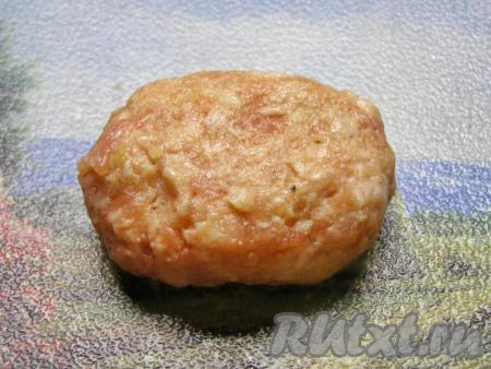 Поднимаем края лепёшки, закрываем начинку, затем руками формируем овальную или круглую котлету.