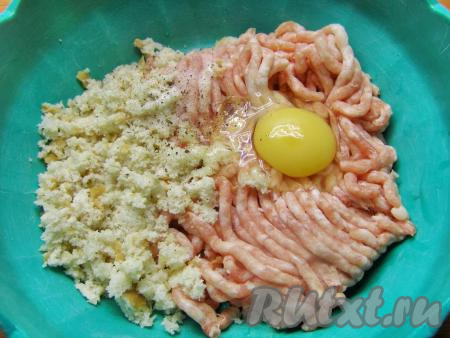 В миску выкладываем мясной фарш, перекрученный через мясорубку, добавляем в него яйцо. Размокший хлеб отжимаем от воды, разминаем руками и кладём к фаршу. Фарш солим, перчим по вкусу и перемешиваем, чтобы получилась однородная масса.