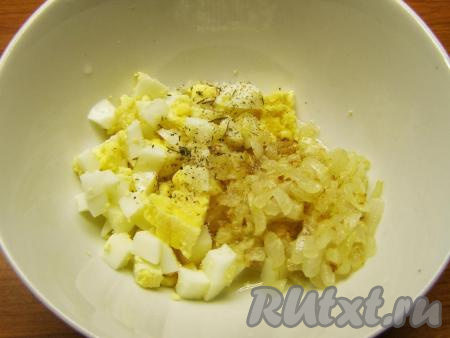 Смешиваем нарезанные варёные яйца с обжаренным луком, по вкусу можно добавить буквально щепотку обычной (или адыгейской) соли, перемешиваем и начинка для зраз готова.
