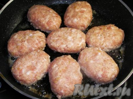 В сковороду наливаем подсолнечное масло, разогреваем на сильном огне и в раскалённое масло аккуратно выкладываем зразы.