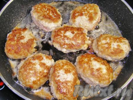 Обжариваем мясные зразы с начинкой из лука и яиц на сильном огне с одной стороны в течение 1-1,5 минут (до золотистой корочки), затем аккуратно переворачиваем&nbsp;зразы и жарим ещё 1-1,5 минуты (до румяности с другой стороны). Выключаем огонь, накрываем сковороду крышкой и оставляем зразы пропариться минут на 10-15.