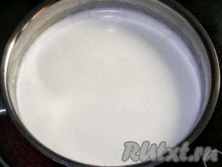 Переливаем яично-сахарную смесь в сотейник с молочной смесью&nbsp;и, постоянно помешивая, доводим до кипения.