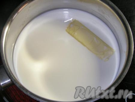 Молоко перемешиваем со сливками, добавляем сливочное масло и нагреваем в сотейнике на среднем огне, помешивая, пока масло не растает (на этом этапе доводить молочную смесь до кипения не нужно).