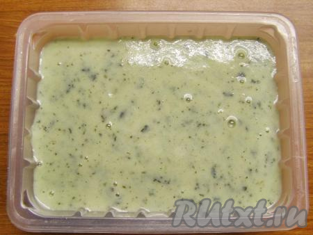 Перекладываем будущее мороженое в подходящую ёмкость и убираем в морозилку. Через каждые 1,5-2 часа мороженое необходимо перемешивать, чтобы не образовывались кристаллы льда.