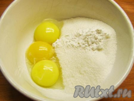 В отдельную мисочку высыпаем оставшиеся 150 грамм сахара, добавляем яичные желтки и крахмал.