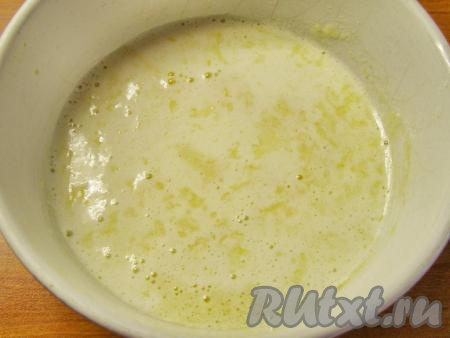 Добавляем в яично-сахарную массу 2-3 столовые ложки нагретой молочной смеси и хорошо перемешиваем, пока сахар не растворится.