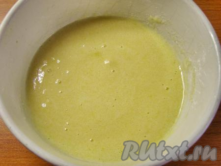 Перемешиваем яйца с сахаром почти до однородного состояния.