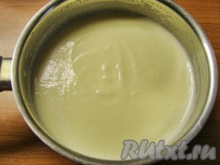 Оставляем смесь остывать до комнатной температуры, можно поставить сотейник в кастрюлю с холодной водой, так остынет быстрее.