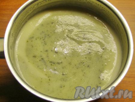 В остывшую массу добавляем кашицу из мяты и сахара, хорошо размешиваем.