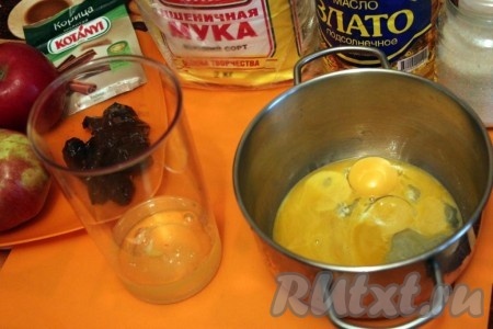 Разделите яйца на белки и желтки.