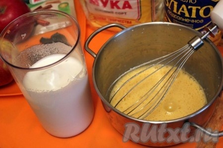 Взбейте миксером в крепкую пену белки, постепенно добавляя к ним сахар (на взбивание потребуется минут 5-6). Отдельно взбейте желтки миксером (или венчиком) до однородности.