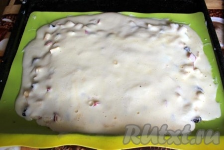 Залейте яблоки и чернослив тестом и поставьте противень в разогретую духовку на 15 минут.