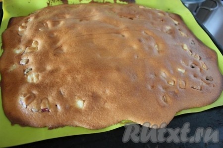 Время выпечки очень зависит от свойств духовки, поэтому лучше следить за процессом.