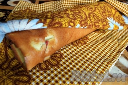 Остывший рулет, по желанию, можно посыпать сахарной пудрой или украсить по своему вкусу.