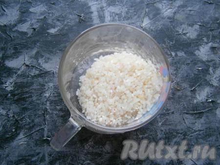 Любой рис промыть в холодной воде несколько раз (вода должна стать прозрачной).