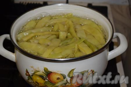 Кастрюлю с водой ставим на огонь. Когда вода закипит, выкладываем в неё подготовленную фасоль, снова даём закипеть и варим на небольшом огне минуты 3-4.