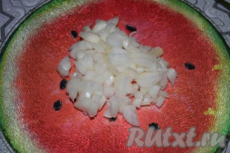 В это время вторую очищенную луковицу нарезаем на мелкие кубики.