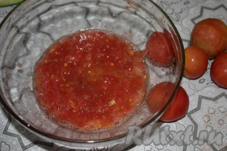 Помидоры натираем на тёрке, стараемся, чтобы кожица оставалась в руке и не попадала в томатную массу.