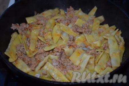 Снимаем крышку и поджариваем фасоль до выпаривания жидкости, образовавшейся во время тушения.