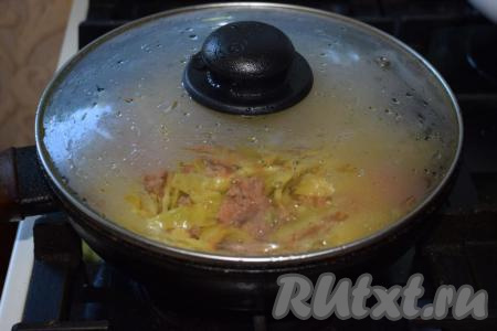 Тушим стручковую фасоль с фаршем на сковороде на среднем огне, примерно, 8&nbsp;минут.