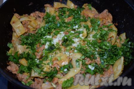 Нарезанные зелень, острый перец и чеснок добавляем в сковороду к стручковой фасоли с фаршем, перемешиваем и снимаем с огня. Наше вкусное и ароматное блюдо готово! Стручковая фасоль получается сочной и нежной, фарш пропитывается помидорами, ароматами лука, чеснока и зелени, перчик придаёт пикантность и остроту.