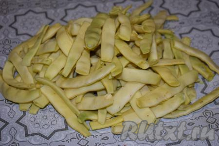 Пока фарш просаливается и пропитывается перцем, подготовим стручковую фасоль. У стручков удалим кончики с двух сторон. Затем каждый стручок разрежем на кусочки, примерно, равной длины.