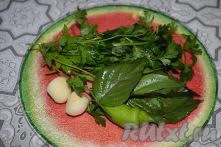 Зелень, чеснок и острый перец нарезаем мелко.