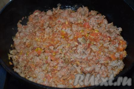 Тушим фарш с помидорами на среднем огне, примерно, 7-8 минут.