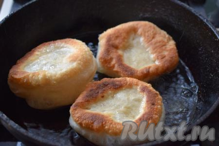 Затем переворачиваем на другую сторону и продолжаем жарить минут 6-7 (до подрумянивания).&nbsp;В процессе жарки можно несколько раз перевернуть беляши со стороны на сторону для равномерной прожарки.