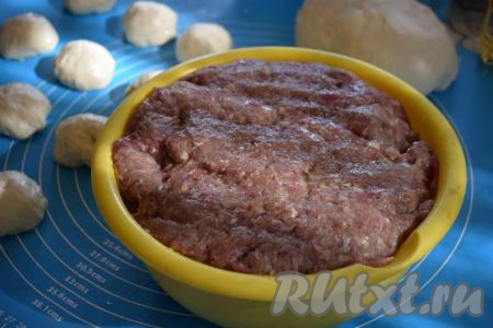 Соединяем перекрученное мясо с луком, перчим&nbsp;и солим фарш по вкусу, тщательно перемешиваем. Наш фарш готов, даём ему постоять и просолиться минут 20.