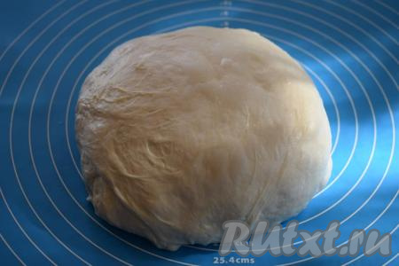 Подошедшее тесто перекладываем на стол и слегка обминаем.