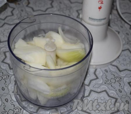 Лук очищаем от кожицы и прокручиваем в блендере (или в мясорубке).