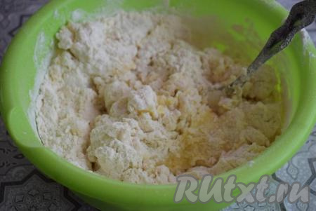 Приготовим дрожжевое тесто, для этого смешаем в глубокой миске муку, сахар, соль, дрожжи и растительное масло. Добавим в миску воду, температура которой не выше 40 градусов, и начнём замешивать тесто сначала при помощи ложки, а затем, когда тесто начнёт собираться&nbsp;в шар, вымешиваем его руками. Месим тесто около 10 минут, пока оно не начнёт отставать от рук и стола.