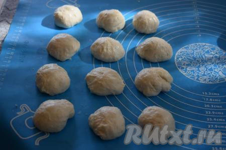 Делим тесто на, примерно, равные кусочки. У меня получилось 24 штуки.
