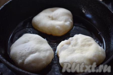 Разогреваем сковороду, выливаем в неё растительное масло. Масла должно быть много. Выкладываем беляши на сковороду и жарим их сначала с одной стороны, примерно, 7-8 минут на среднем огне.