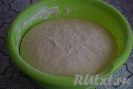 Тесто получается гладким и&nbsp;нежным, оно не липнет к рукам. Накрываем его&nbsp;плёнкой и оставляем в тёплом месте на 1 час. За это время тесто должно хорошо увеличиться в размерах.