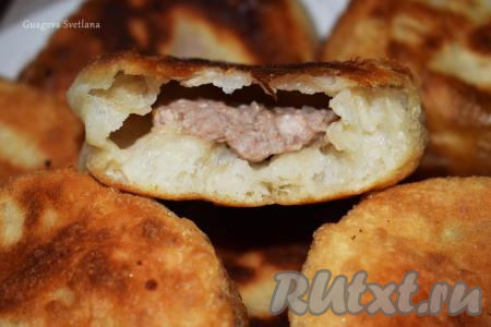 Готовые беляши снимаем со сковороды и выкладываем на блюдо для подачи. Посмотрите, какими сочными получаются беляши внутри.&nbsp;