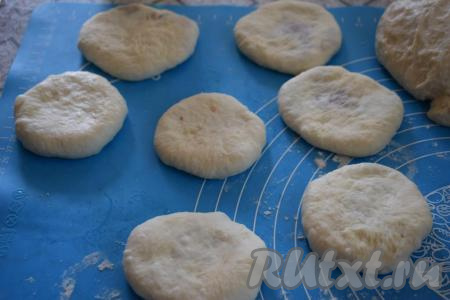 Таким образом подготавливаем все беляши с фаршем.