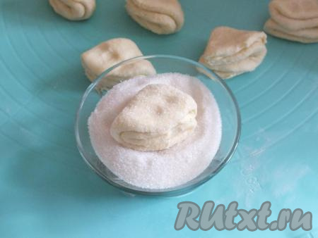 Каждую треугольную заготовку обваляйте с двух сторон в сахаре.