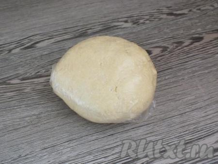Натрите руки мукой и округлите тесто. Переложите творожное тесто в полиэтиленовый пакет и уберите на 1 час 30 минут в холодильник.