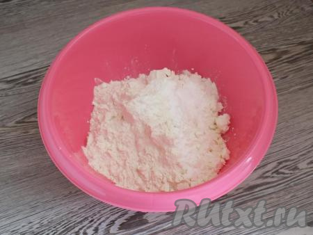 В глубокой миске смешайте творог, кусочки холодного сливочного масла (из холодильника), муку, ванилин и разрыхлитель.