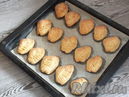 По истечении времени достаньте печенье из духовки. Оно будет слегка румяным.