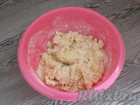 Сначала перемешивайте творожное тесто ложкой, когда станет трудно перемешивать, начните замес руками. Вначале тесто будет слегка крошиться, но в итоге соберётся в комок.&nbsp;