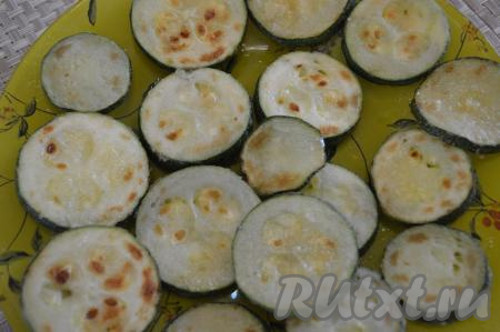 Выкладываем на отдельную тарелку все обжаренные кружочки кабачка.