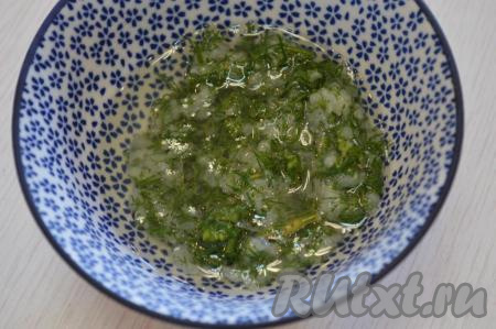 В отдельной пиале приготовим заправку для салата, для этого смешиваем 3 столовые ложки&nbsp;растительного масла, 2 чайные ложки&nbsp;лимонного сока, 3 зубчика чеснока, пропущенных через пресс, 1/3 часть пучка мелко нарезанного укропа и соль по вкусу.