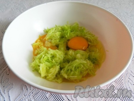 К кабачковой массе добавить яйца.