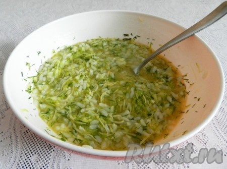 Сюда же добавить остывший рис, перемешать, поперчить, если нужно, подсолить, тщательно перемешать.