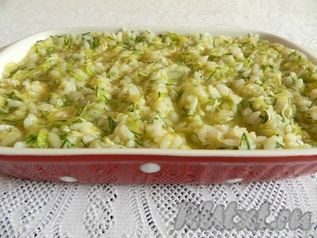 Выложить массу в смазанную маслом форму для запекания (у меня форма размером 22х14 сантиметров), разровнять и поставить в разогретую духовку. Готовить запеканку из кабачков с рисом при температуре 200 градусов минут 20-25. За 5 минут до окончания приготовления посыпать запеканку оставшимся сыром.