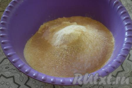 В глубокую миску насыпаем муку, сахар, ванилин и сухие дрожжи, перемешиваем до однородности.